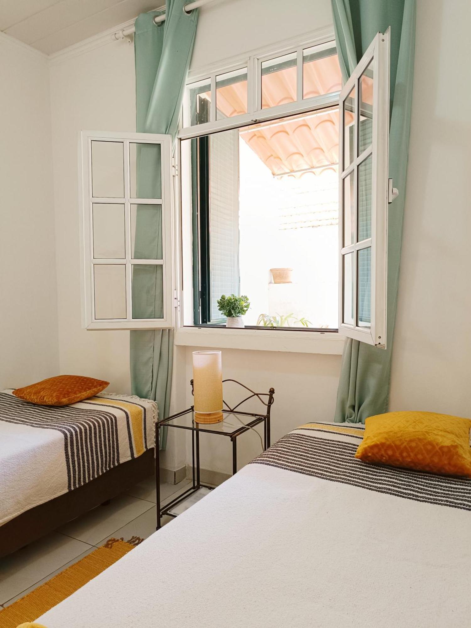 Home & Flower - Private Bedrooms Funchal Стая снимка